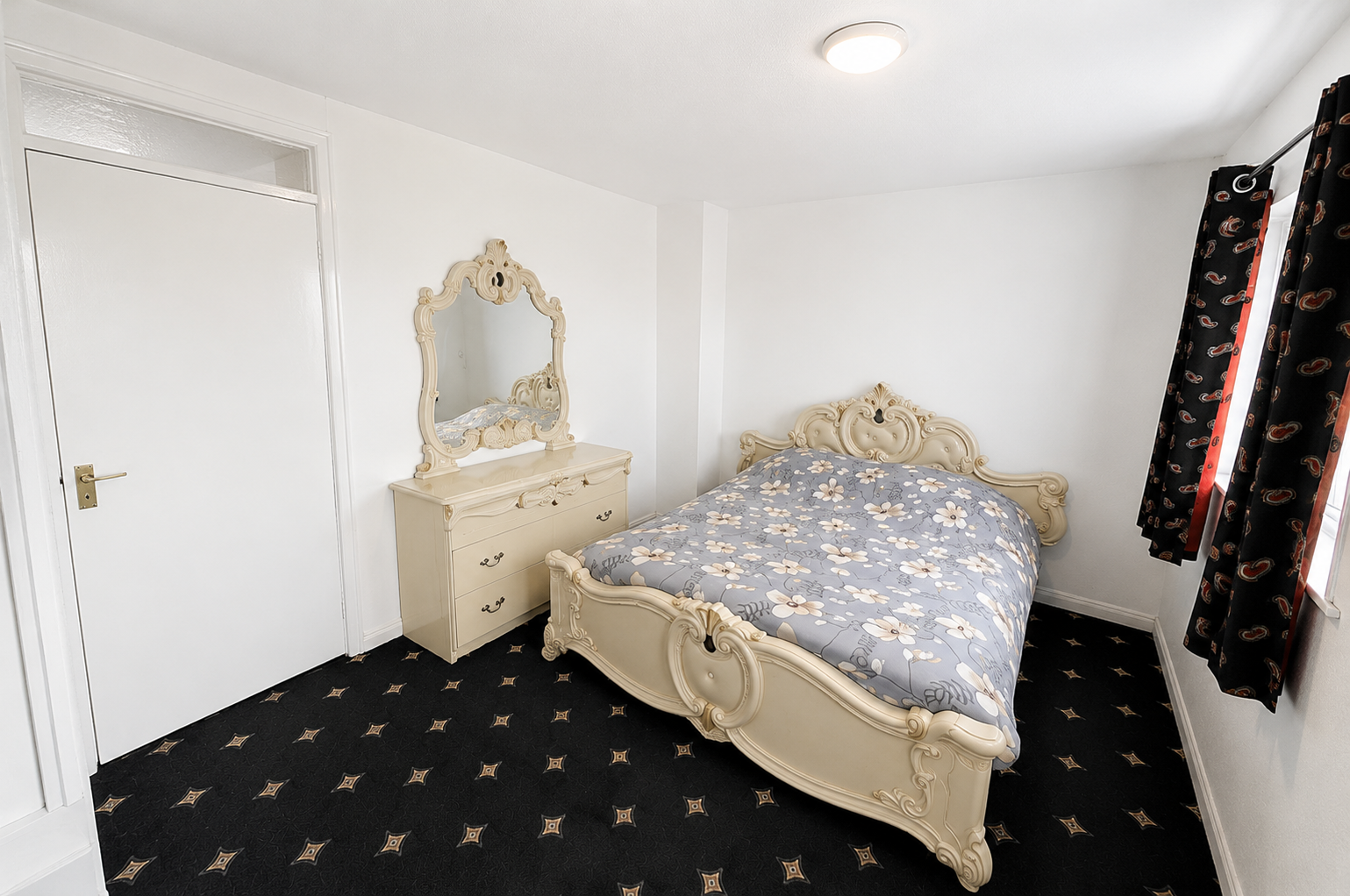 3 bed property in Hanworth Road, Hounslow